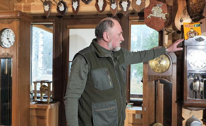 Kelis šimtus laikrodžių namuose turintis senjoras: kaip ir metų, taip ir rodyklių sukti atgal – negalima