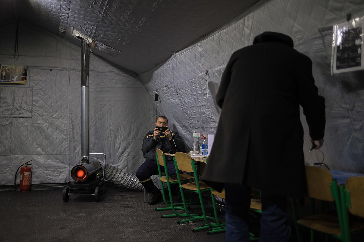 Inside the so-called point of invincibility, set up by the Kyiv authorities to provide warmth, electricity and internet during blackouts. In Podil, where electricity appears only sporadically throughout the day, some 270 people visit one tent on a single day alone. Inside the so-called point of invincibility, set up by the Kyiv authorities to provide warmth, electricity and internet during blackouts. In Podil, where electricity appears only sporadically throughout the day, some 270 people visit one tent on a single day alone.