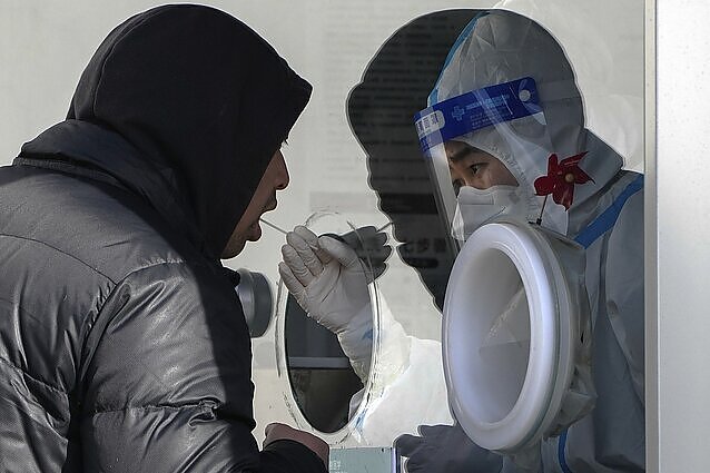 Kinijai toliau naikinant COVID-19 suvaržymus, mokslininkai perspėja dėl galimų viruso mutacijų