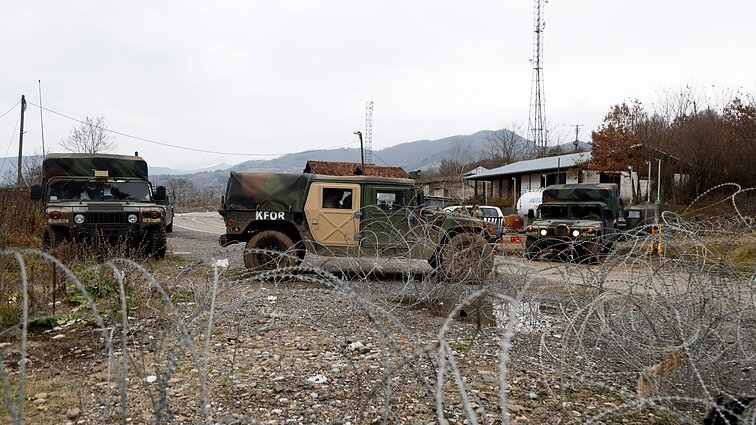 Serbai pašalins Kosovo pasienyje įtampą kėlusias barikadas, bet sako kad nepasitikėjimas niekur nedings
