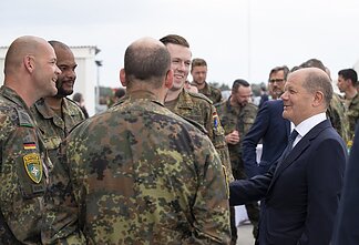 Olafas Scholzas bendrauja su Vokietijos kariais Lietuvoje Olafas Scholzas bendrauja su Vokietijos kariais Lietuvoje