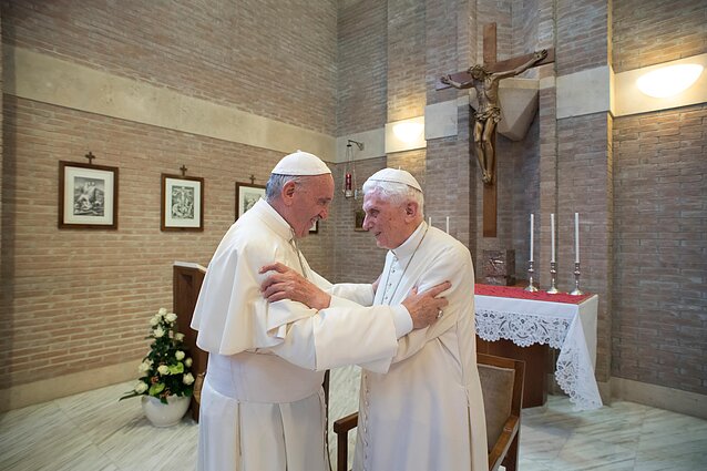 Popiežius Pranciškus ir popiežius emeritas Benediktas XVI Popiežius Pranciškus ir popiežius emeritas Benediktas XVI