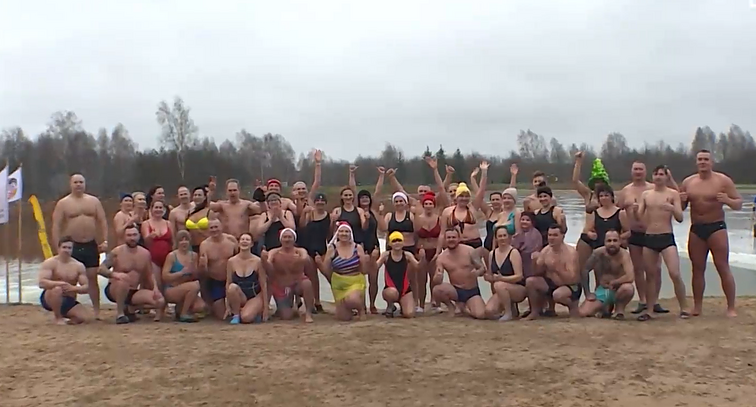 Per Naujuosius – šaltos maudynės: Radviliškyje į tvenkinio vandenį nėrė keliasdešimt žmonių