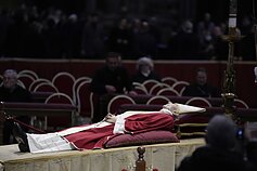 Šv. Petro bazilikoje pašarvotas popiežius emeritas Benediktas XVI