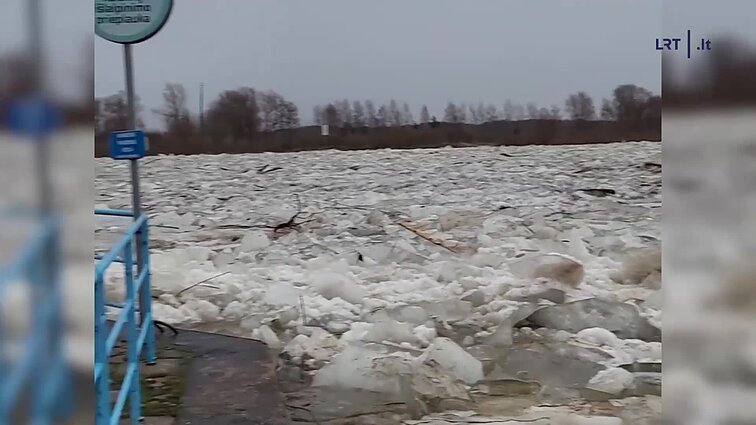 Pirmoji metų diena paženklinta neįprastu reginiu: Rusnėje – įspūdingas ledonešis