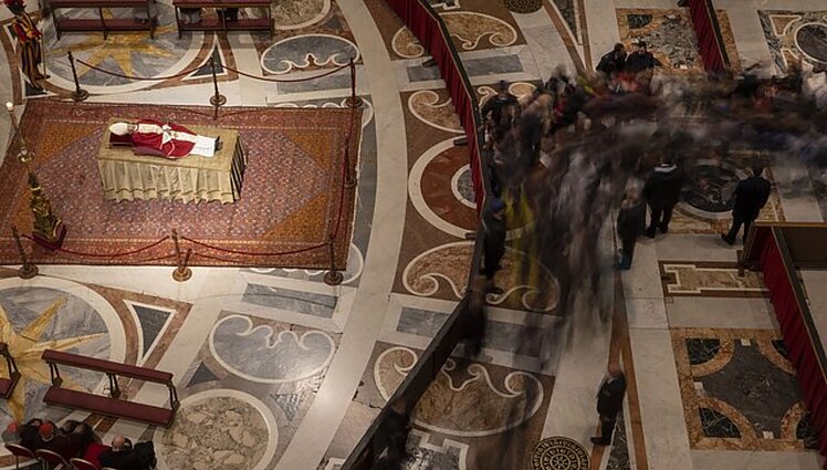 Tikintieji plūsta į Vatikaną atsisveikinti su Benediktu XVI: laidotuvėse laukiakma per 70 tūkst. žmonių