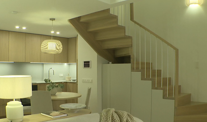 Jaukų būstą buvusio viešbučio kambaryje įkūrusi dizainerė įsitikinusi: nedidelis butas patogumu neturi nusileisti erdviam