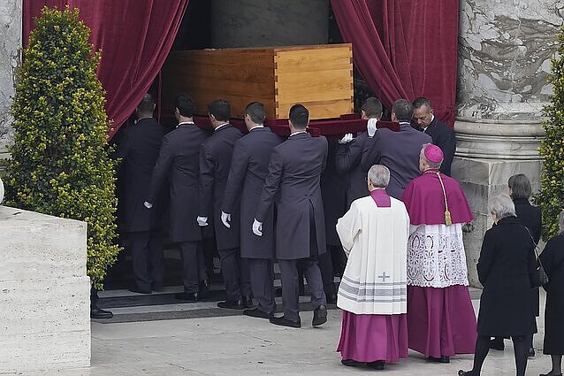 Benedikto XVI laidotuvės – pirmosios, kurioms vadovavo dabartinis popiežius: minia skandavo „šventas kuo greičiau“