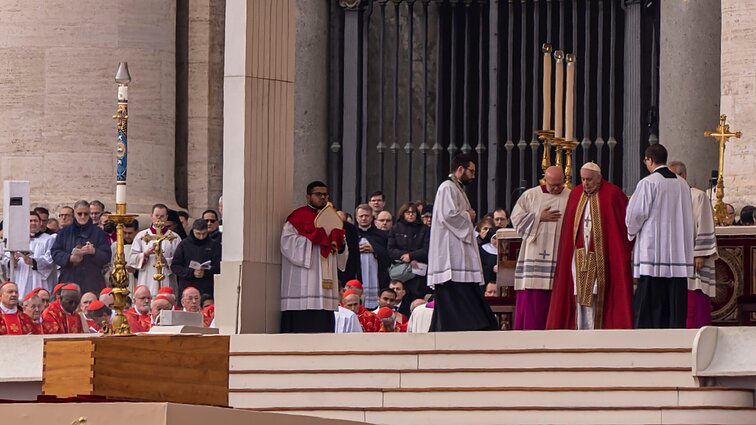 Laba diena, Lietuva. Bažnyčiai teko išradinėti apeigas, nes tokių nebuvo bent 600 metų: atsisveikinta su emeritu Benediktu XVI