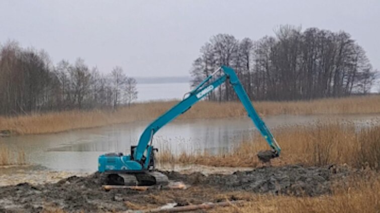 Valstybės žemėje nuardyta ir išstumdta dalis Daugų ežero pakrantės, aplinkosaugininkai pradėjo tyrimą