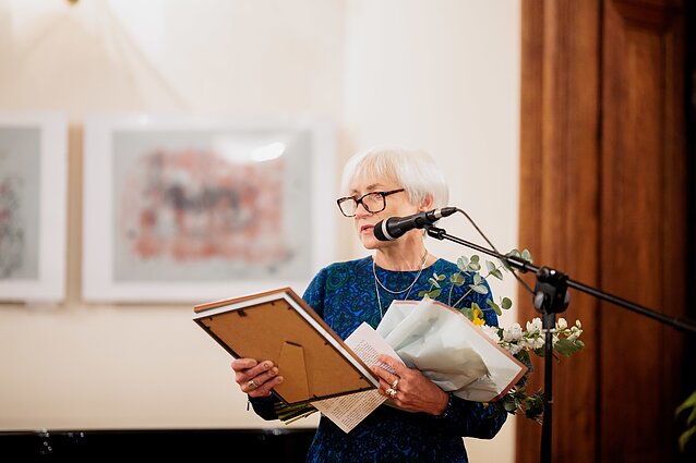 Gintarui Grajauskui įteikta Rašytojų sąjungos premija. Birutė Jonuškaitė Gintarui Grajauskui įteikta Rašytojų sąjungos premija. Birutė Jonuškaitė