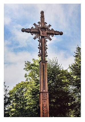 Kryžius Tūbiškių kaimui atminti, 2018 m., medis. Andrius Bieliukas. 