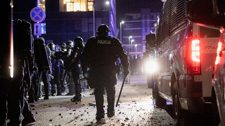 Žinios. Teismui perduotoje riaušių prie Seimo byloje – įtarimai 87-iems asmenims