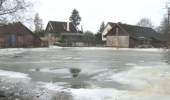 Išsiliejo Minija: kol kas žmonės apsaugoti – vanduo užšalo, ieškoma, pro kur jis po pylimu prateka.