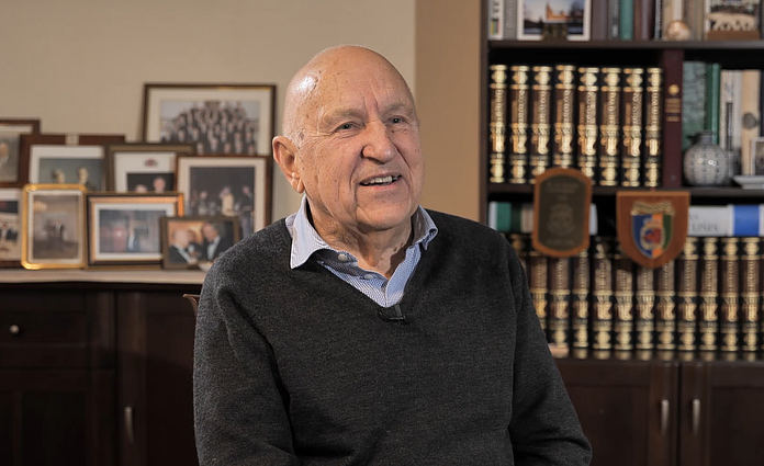 Dirbtinį intelektą kuriantis 86 metų mokslininkas: žmogus negalės pats nemąstyti, nes kitaip jis bus miręs