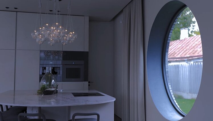 Veranda. Šviesos kupini namai, paryžietiškas stilius, auksinė virtuvė ir netikėti inkliuzai