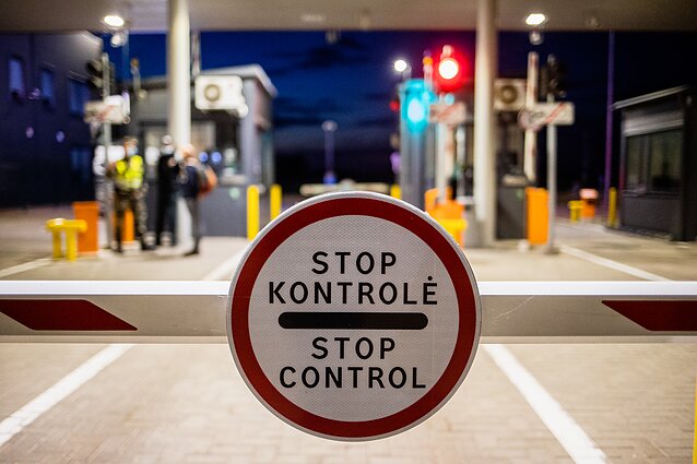 Atnaujinus vidaus sienų kontrolę, Kalvarijos pasienio punkte sulaikyti asmenys be reikiamų dokumentų