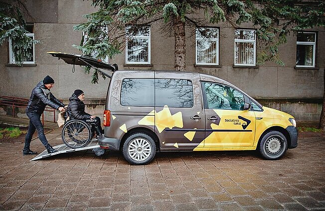 Dalyje savivaldybių neįgalieji už „socialinį taksi“ susimokės patys: be finansavimo tenka vežti rinkos kainomis