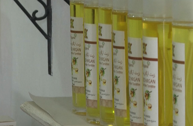 Rankomis arganų aliejų gaminančios Maroko moterys: jaunimui šis amatas – nebeįdomus