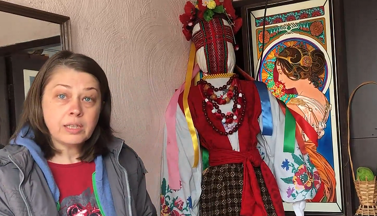 Olia iš Ukrainos apie gautus tautinius drabužius: esu labai dėkinga moterims, kurios tiek daug davė