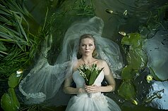 Kadras iš Larso von Triero filmo „Melancholija“ Kadras iš Larso von Triero filmo „Melancholija“