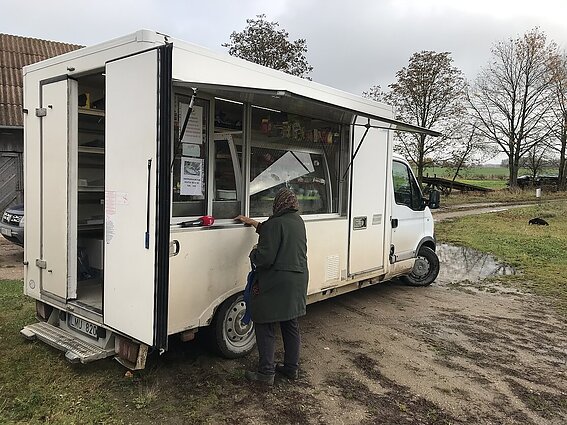 Kaimų gyventojus gelbsti autoparduotuvės: laukiamiausias produktas – mėsa