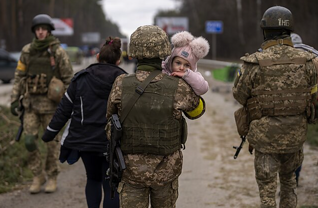Žinios. Lietuvos grūdų augintojai Ukrainos kariams dovanoja visureigius