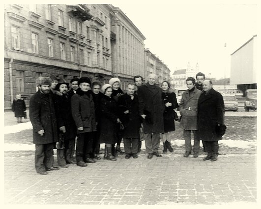 Prasidėjus S. Kovaliovo teismo procesui Vilniuje, 1975 m. gruodžio mėn. iš Maskvos atvyko didelė grupė Rusijos disidentų. Akademikas A. Sacharovas – penktas iš dešinės Prasidėjus S. Kovaliovo teismo procesui Vilniuje, 1975 m. gruodžio mėn. iš Maskvos atvyko didelė grupė Rusijos disidentų. Akademikas A. Sacharovas – penktas iš dešinės