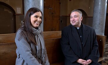 Eglė Daugėlaitė su klebonu Žydriumi Kuzinu