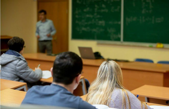 Kaip nesuklysti renkantis studijas? Atsakymų būsimi studentai ieško studijų mugėje Kaune