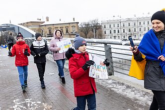 Украинские дети в центре Вильнюса передали послание миру