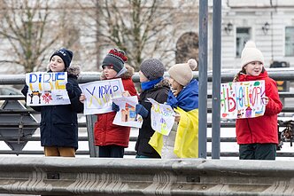 Украинсские дети в центре Вильнюса передали послание миру