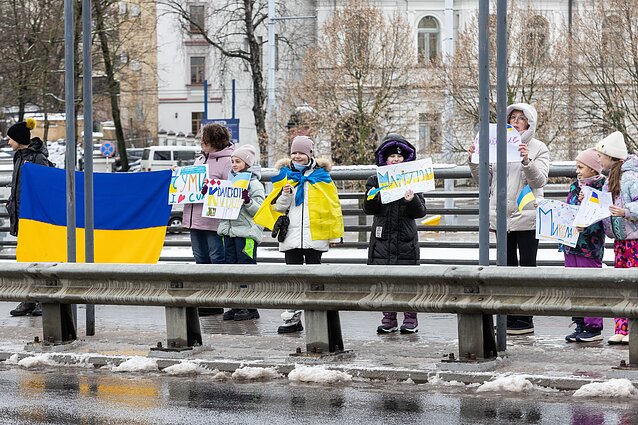 Украинсские дети в центре Вильнюса передали послание миру
