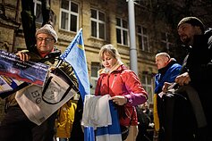Prie Vokietijos ambasados susirinkę protestuotojai reikalauja siųsti tankus Ukrainai Prie Vokietijos ambasados susirinkę protestuotojai reikalauja siųsti tankus Ukrainai