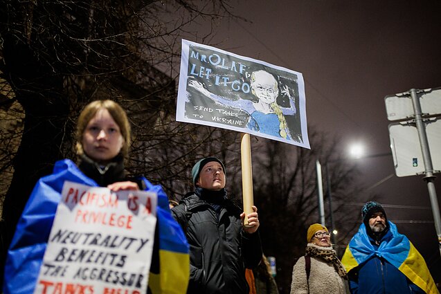 Prie Vokietijos ambasados susirinkę protestuotojai reikalauja siųsti tankus Ukrainai Prie Vokietijos ambasados susirinkę protestuotojai reikalauja siųsti tankus Ukrainai