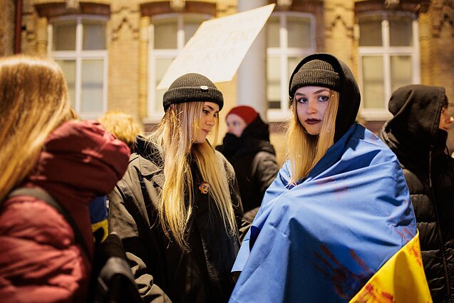 Prie Vokietijos ambasados susirinkę protestuotojai reikalauja siųsti tankus Ukrainai Prie Vokietijos ambasados susirinkę protestuotojai reikalauja siųsti tankus Ukrainai