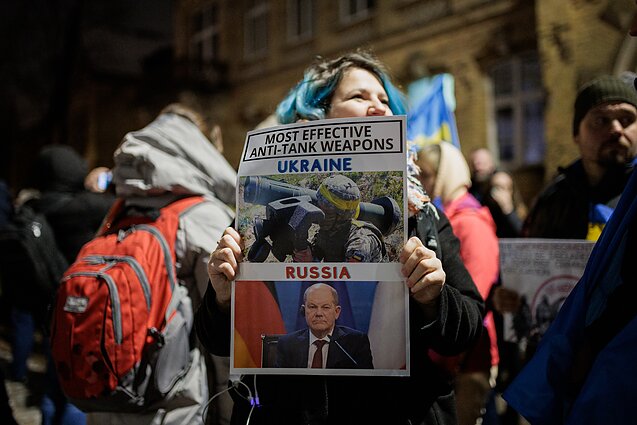Prie Vokietijos ambasados susirinkę protestuotojai reikalauja siųsti tankus Ukrainai Prie Vokietijos ambasados susirinkę protestuotojai reikalauja siųsti tankus Ukrainai