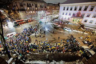 Prie Vokietijos ambasados susirinkę protestuotojai reikalauja siųsti tankus Ukrainai Prie Vokietijos ambasados susirinkę protestuotojai reikalauja siųsti tankus Ukrainai