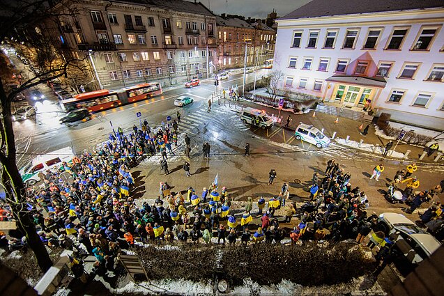 Prie Vokietijos ambasados susirinkę protestuotojai reikalauja siųsti tankus Ukrainai Prie Vokietijos ambasados susirinkę protestuotojai reikalauja siųsti tankus Ukrainai