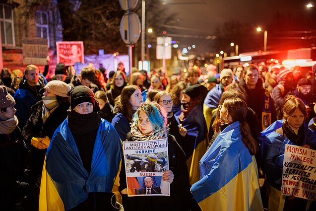 Prie Vokietijos ambasados susirinkę protestuotojai reikalauja siųsti tankus Ukrainai Prie Vokietijos ambasados susirinkę protestuotojai reikalauja siųsti tankus Ukrainai