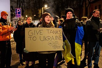 Prie Vokietijos ambasados susirinkę protestuotojai reikalauja siųsti tankus Ukrainai Prie Vokietijos ambasados susirinkę protestuotojai reikalauja siųsti tankus Ukrainai