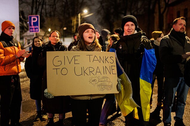 Prie Vokietijos ambasados susirinkę protestuotojai reikalauja siųsti tankus Ukrainai Prie Vokietijos ambasados susirinkę protestuotojai reikalauja siųsti tankus Ukrainai