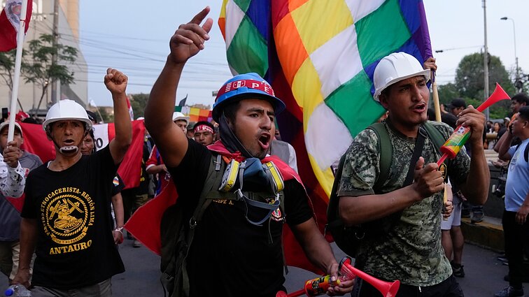 Tęsiantis pilietinių neramumų bangai Peru, piktinamasi policijos smurtu prieš protestuotojus