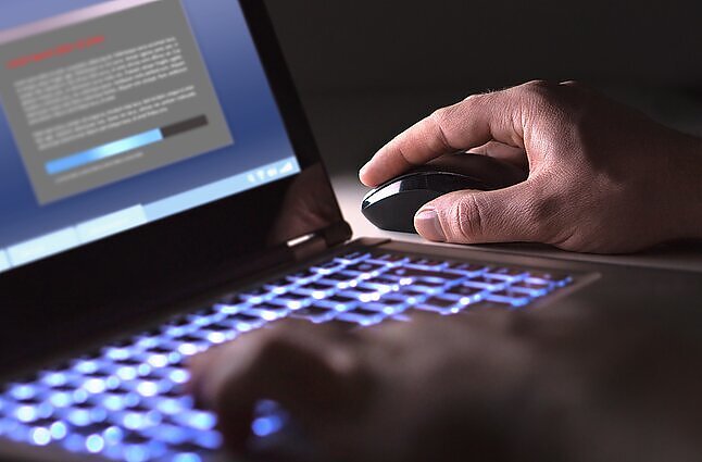 Daugėja piratavimo internete atvejų: specialistai įspėja – užtenka apsilankyti puslapyje, kad duomenys būtų nutekinti