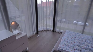 Mergaitės kambarys išsiskiria apvalintais, lenktais langais Mergaitės kambarys išsiskiria apvalintais, lenktais langais