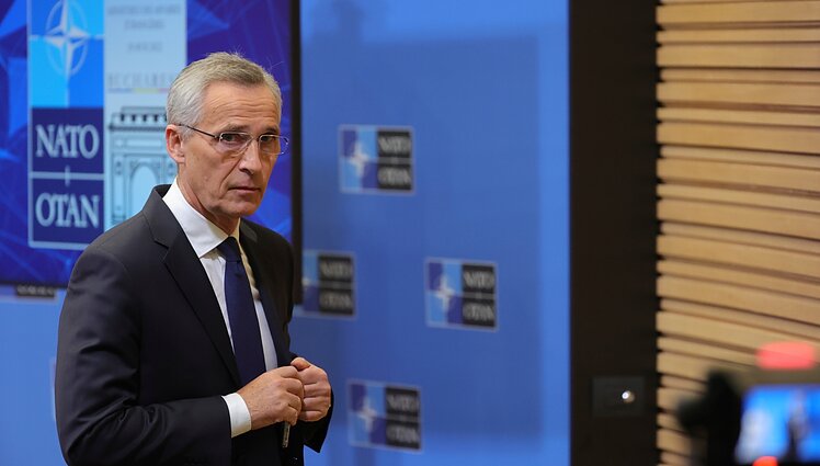 Stoltenbergas: vienintelis kelias į ilgalaikę taiką – aiškiai parodyti Putinui, kad mūšio lauke jis nelaimės