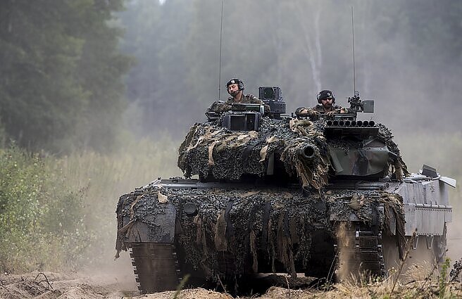 Vokietijai delsiant suteikti Ukrainai karinės technikos, vis garsiau kalbama apie lemiamus karo mėnesius