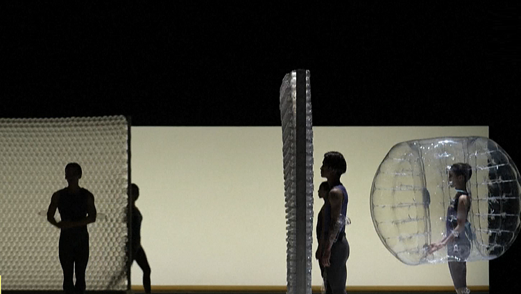 Tvarumas – ir teatro scenoje: Japonijoje pristatytas spektaklis, kuriame dekoracijos ir kostiiumai sukurti iš perdirbto plastiko
