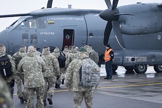 Lithuanian military instructors leave for the UK to train Ukrainian troops