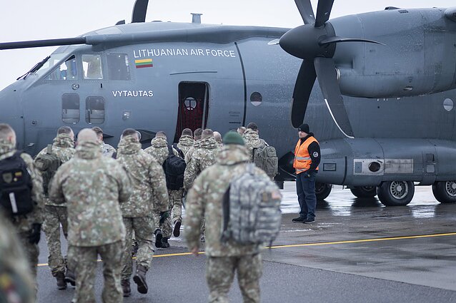 Lithuanian military instructors leave for the UK to train Ukrainian troops